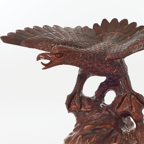 鷹の木彫り